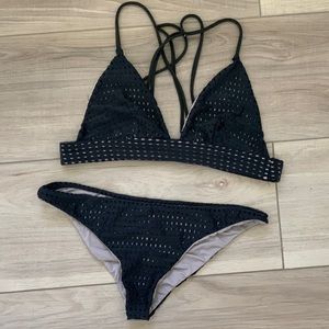 ACACIA SET IN SIZE MEDIUM: IN BLACK MESH PRINT
